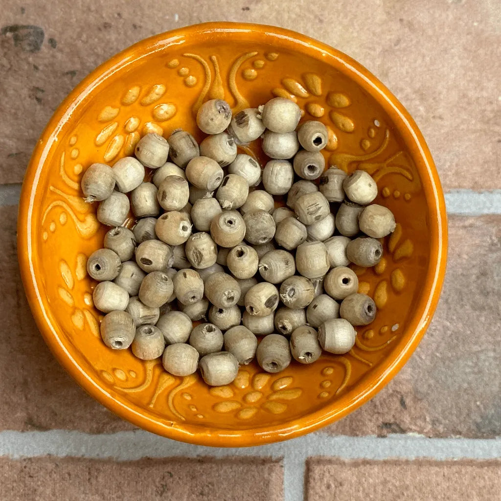 Ciotola con semi di Tulsi pronti per la creazione di una Japamala – essenza di purezza e sacralità nelle creazioni Umadevi