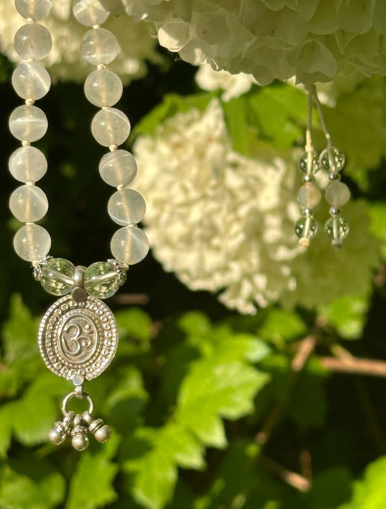 Dettaglio della mālā con pietre di Selenite e Quarzo Ialino
