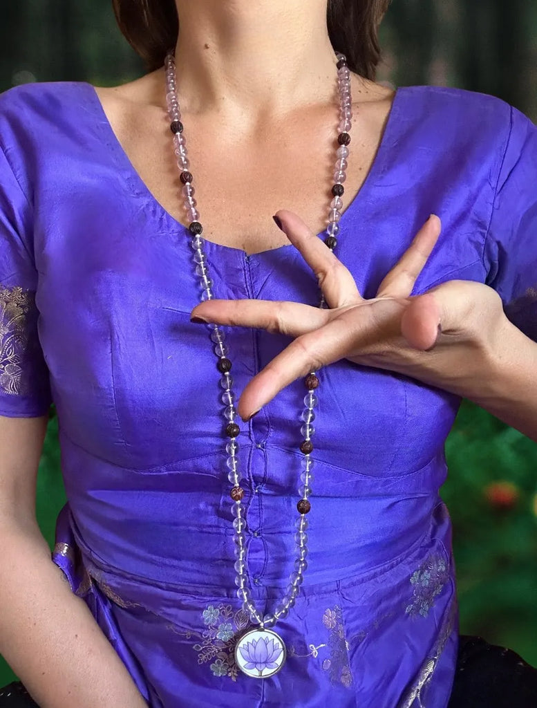 Japamala lunga Umadevi con ametista, legno di sandalo e pendente a forma di fiore di loto. Gioiello per l’anima, creato a mano con il cuore, simbolo di purezza e consapevolezza.