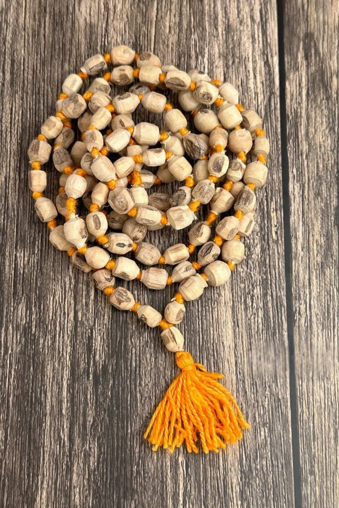 Japamālā con semi di Tulsī – simbolo di purezza, devozione e protezione nelle creazioni Umadevi