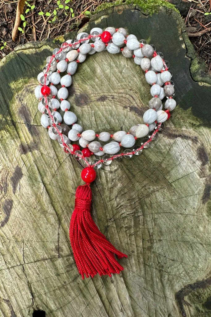 Japamālā di Vaijayantī, realizzata con semi chiari e levigati, simbolo di purezza, vittoria e devozione spirituale.