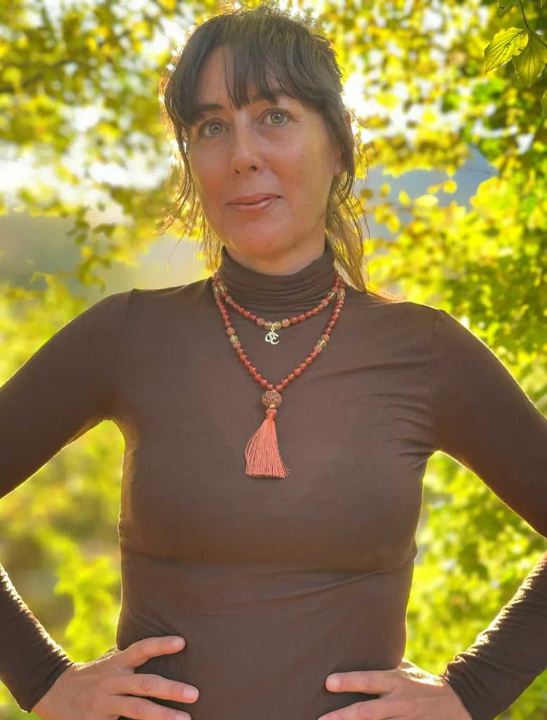 Japamālā Diwali in Rudrākṣa, Corniola e Quarzo Citrino indossata a doppio giro, con Oṃ e nappina che ricadono insieme sul petto.