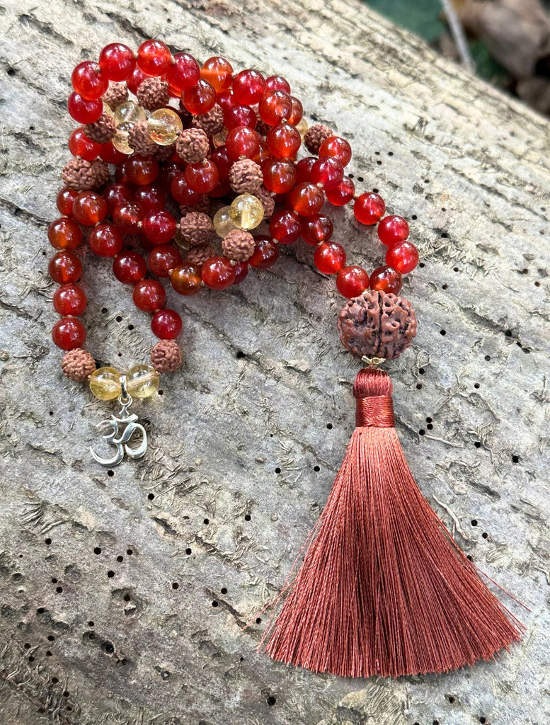 Dettaglio ravvicinato della Japamālā Diwali: grani di Rudrākṣa, Corniola e Quarzo Citrino.