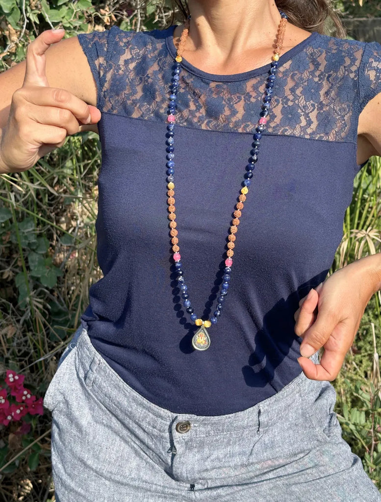 Japamālā Gaṇeśa Chaturthī indossata lunga, con pendente di Gaṇeśa in argento.