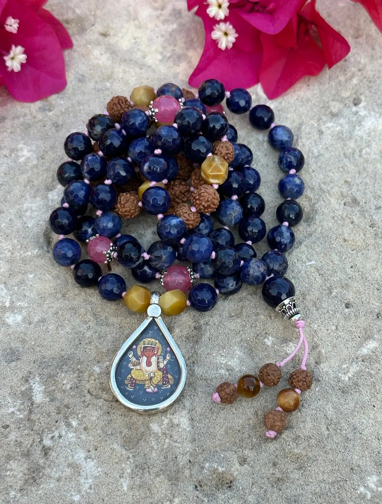 Japamālā Gaṇeśa Chaturthī arrotolata con pendente centrale di Gaṇeśa.