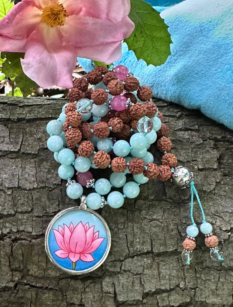 Japamālā con grani di Giada rosa, Amazzonite, Quarzo Ialino e Rudrakṣa arrotolata per mostrare dettagli