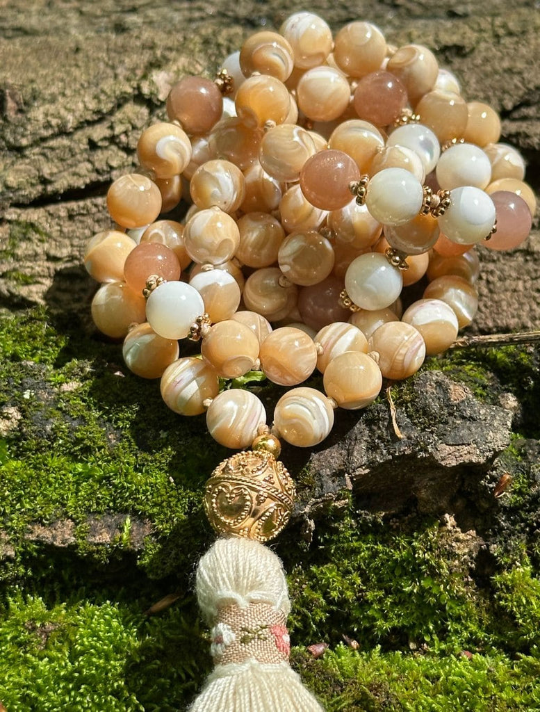 Mala per meditazione in pietra di luna e madreperla con guru dorato