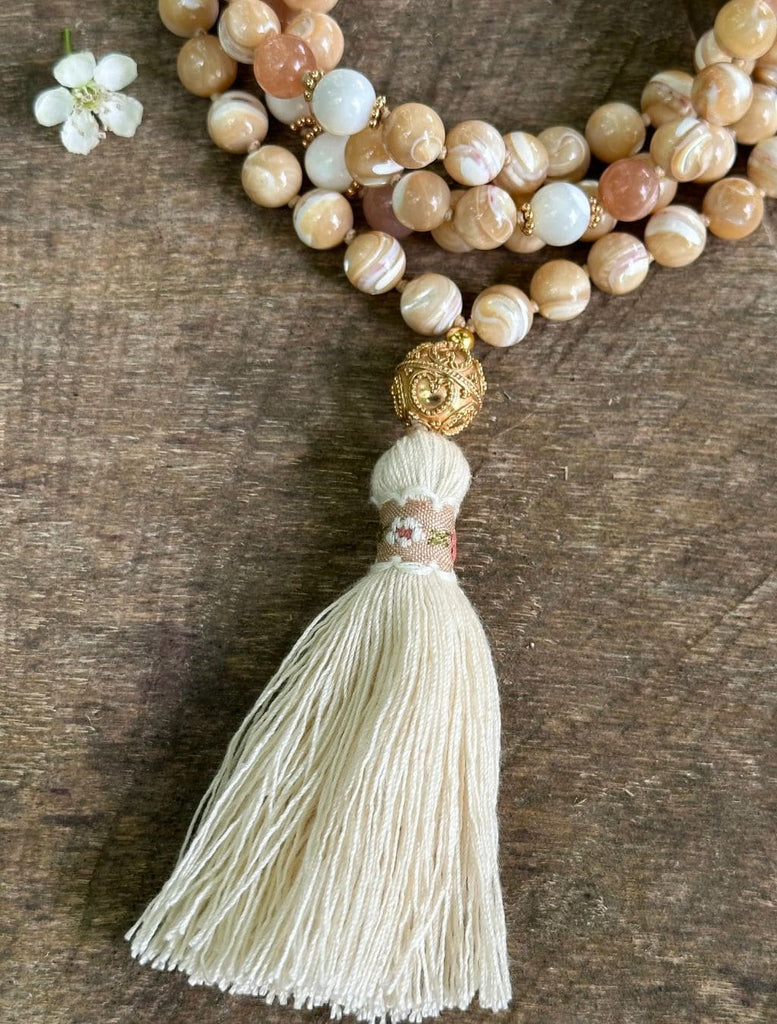 Dettaglio guru beads in argento placcato oro satinato