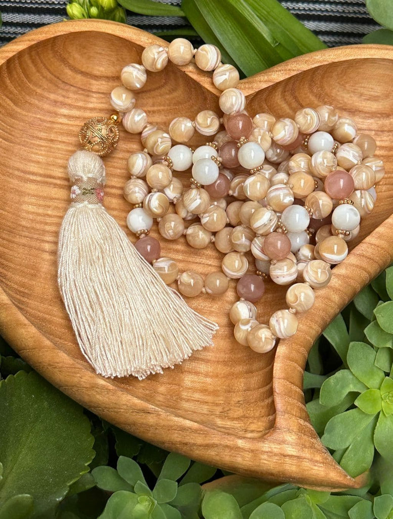 Japamala madreperla e pietra di luna con nappina floreale e guru beads in argento placcato oro. 