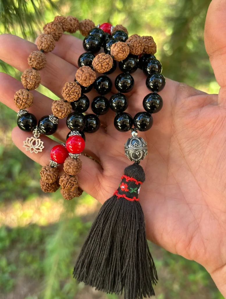 Japamala da 72 con Onice nero, Corallo Bambù e semi di Rudrākṣa, che porta protezione e connessione spirituale
