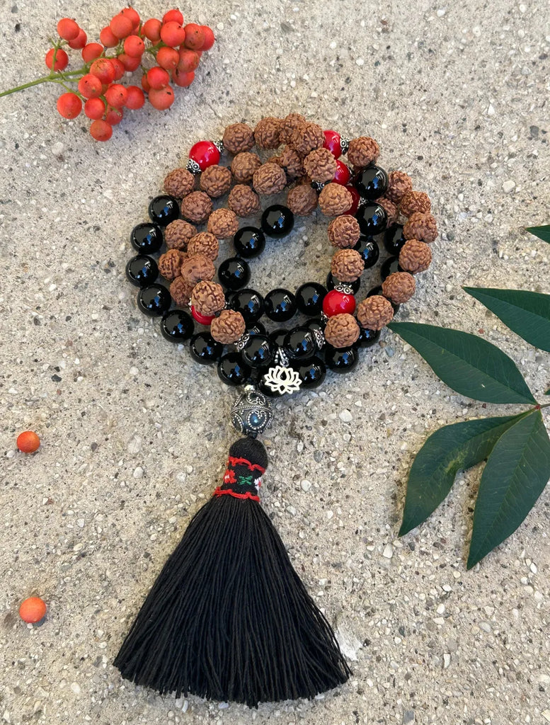 Japamala da 72 con Onice nero, Corallo Bambù e semi di Rudrākṣa, guru beads in argento, nappina decorata.