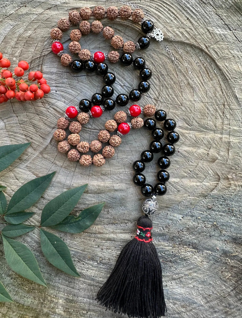 Japamal Onice, Corallo Bambù e semi di Rudrākṣa, guru beads in argento, nappina decorata, loto argento, dettagli in argento.