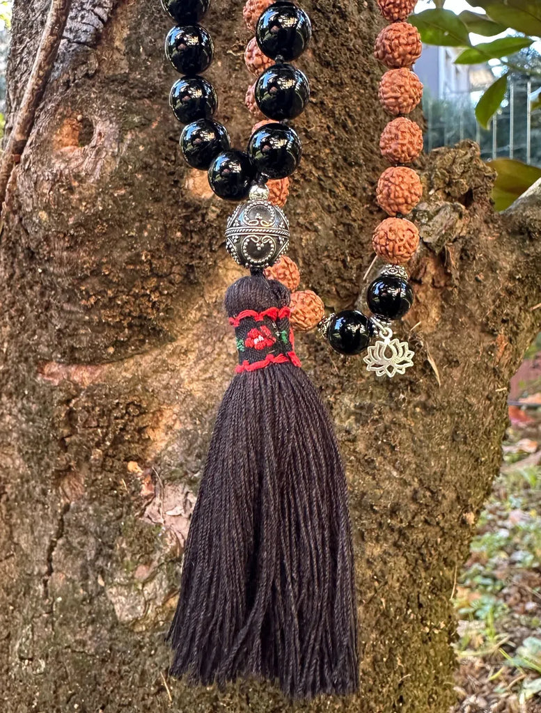 japamala onice, corallo bambù, semi di rudraksha, pendente loto e guru brads in argento. Appena ad un albero per esaltare la sua bellezza naturale