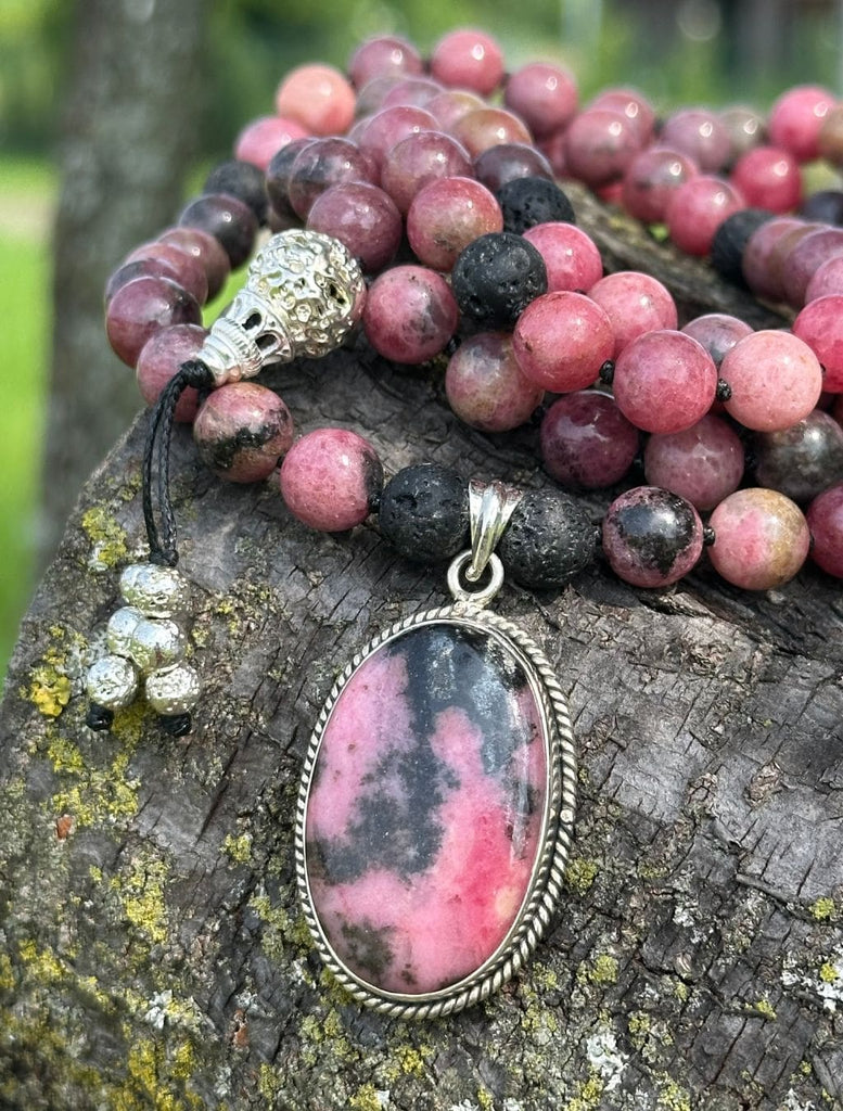 Japamala in Rodonite, dettagli del pendente argento con pietra Rodonite e dettagli del guru in Pietra Lavica rivestita d'argento