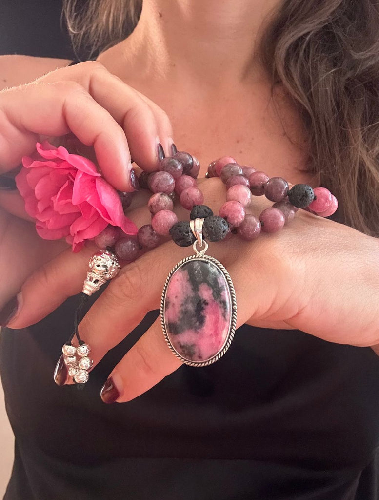 japamala artigianale annodato a mano con amore. Creato con grani di Rodonite e Pietra LAvica, arricchito da pendente e guru in argento.