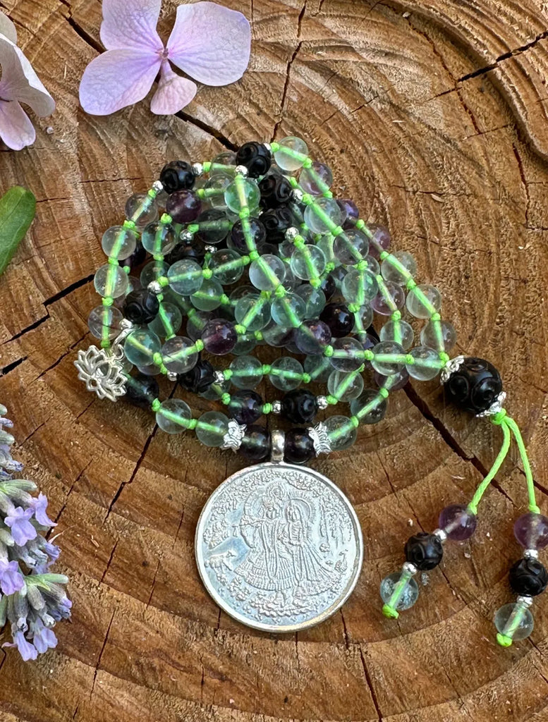 Mala spirituale con fluorite, sandalo e simbolo della coppia divina