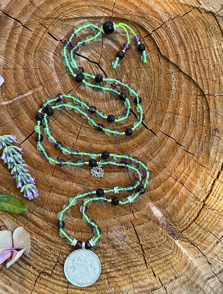 Mala meditativa con pietre naturali e pendente a forma di loto