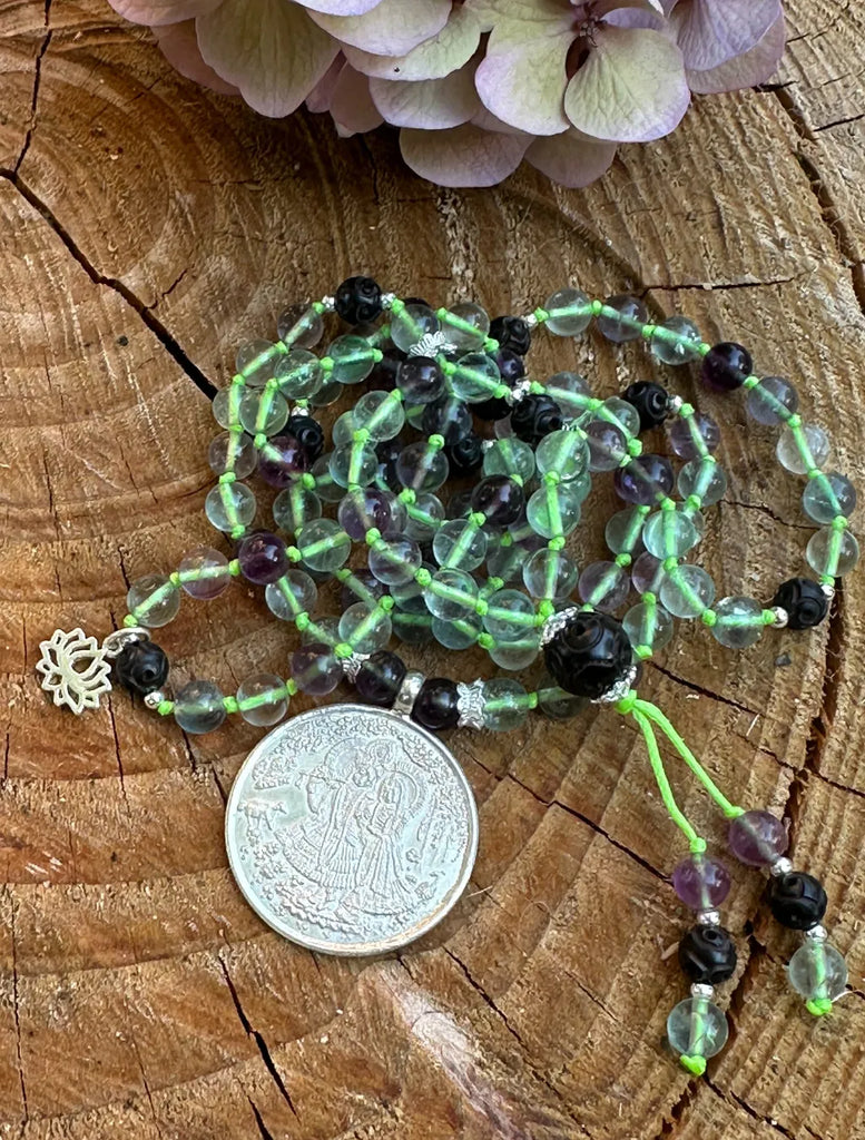 Japamala  Radha e Krishna con fluorite, legno di sandalo intarsiato a mano, componenti argento