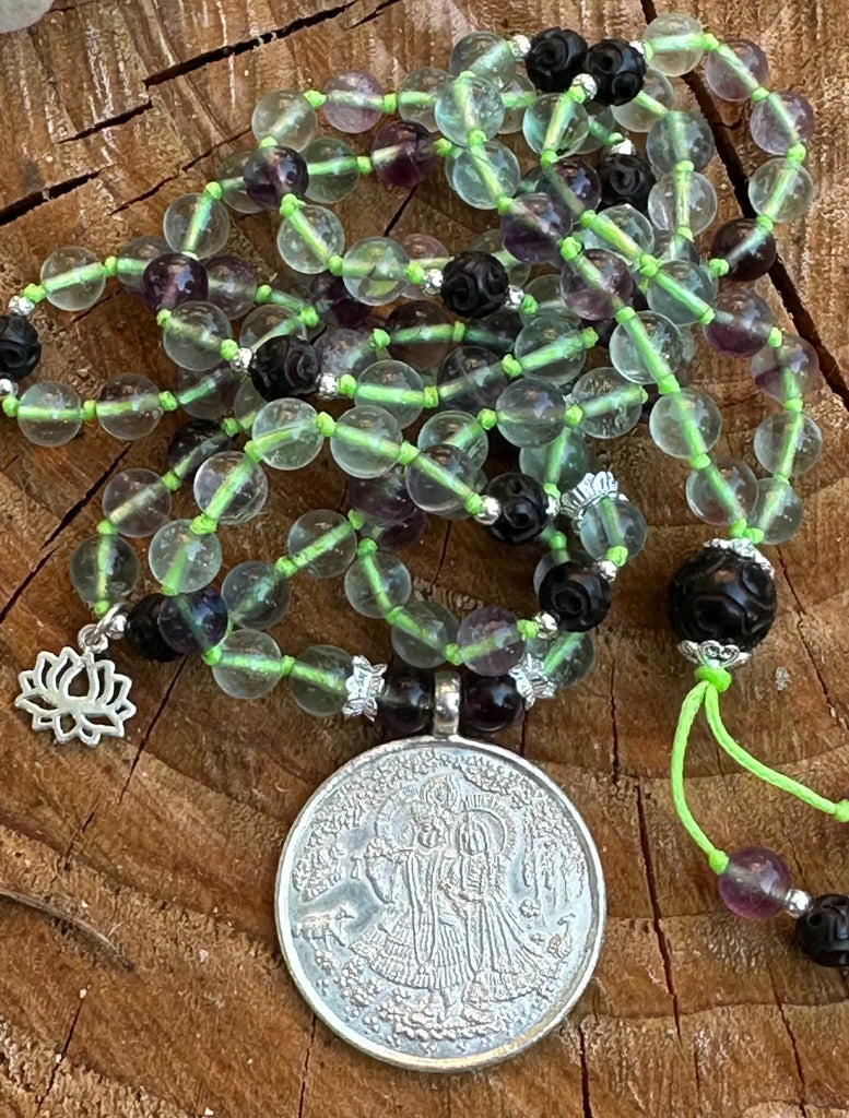 Japamala Radha e Krishna con pendente della coppia divina e piccolo fiore di loto