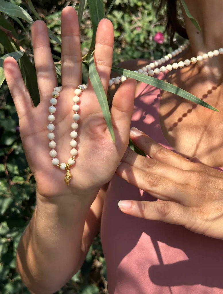 Pendente a forma di conchiglia in argento dorato della Japamālā Śaṅkha