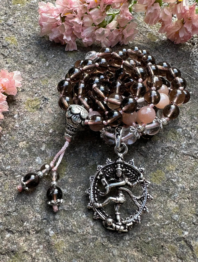 Mālā Naṭarāja con Quarzo Fumé, Ialino e Pietra di Luna, guru a forma di fiore di loto - zoom sui componenti in argento