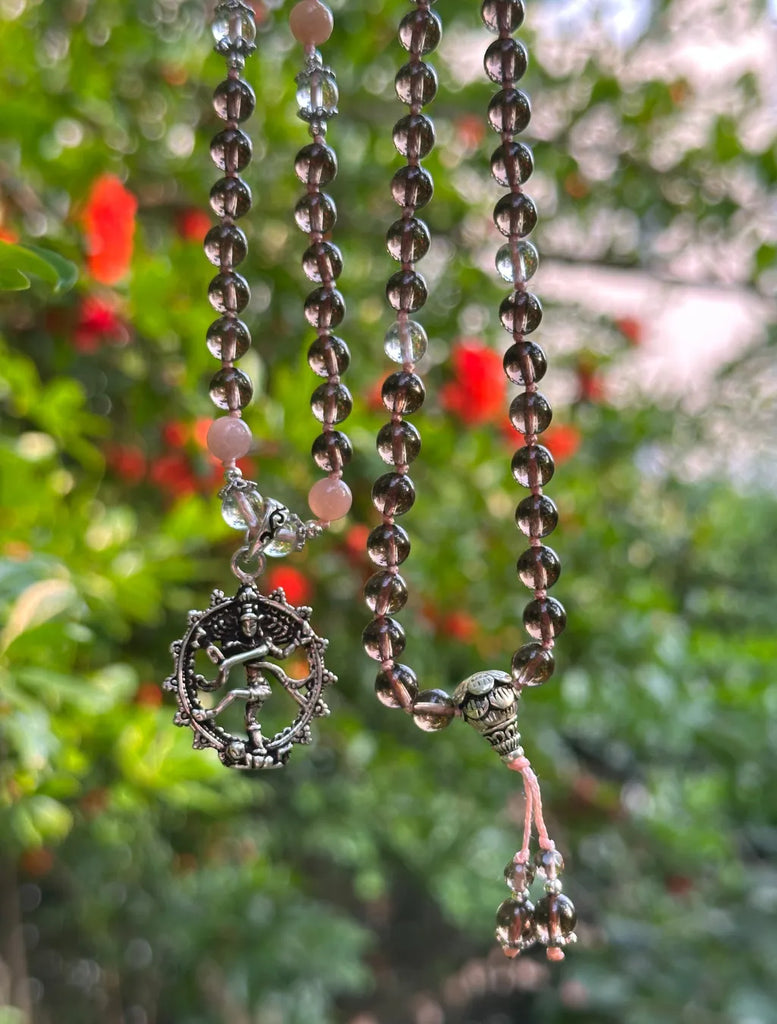 Mālā Naṭarāja con Quarzo Fumé, Ialino e Pietra di Luna, guru a forma di fiore di loto - appesa su un albero