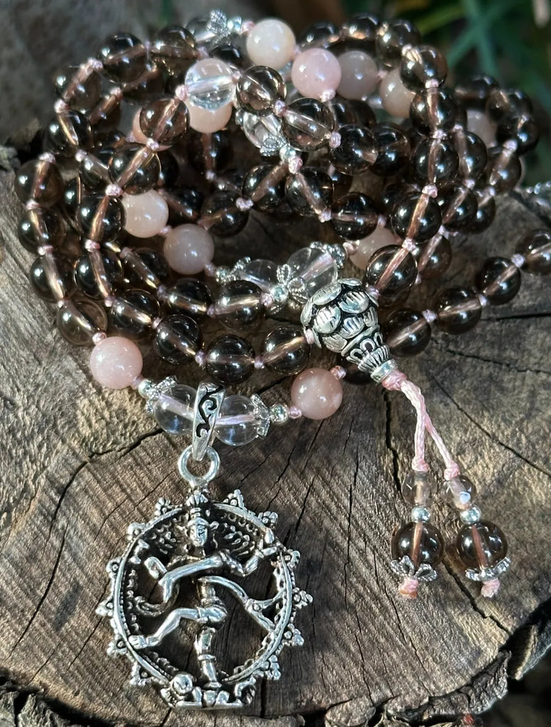 Mālā Naṭarāja con Quarzo Fumé, Ialino e Pietra di Luna, guru a forma di fiore di loto - zoom sull'intera composizione