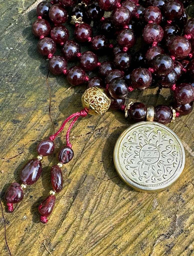 Japamala Sriyantra - Dettaglio del retro del pendente argento dorato