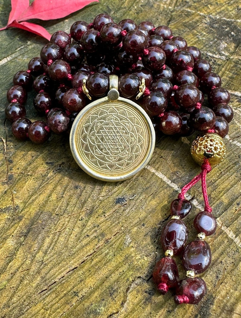 Japamālā  con grani di Granato e pendente simbolo Śrīyantra - gioiello spirituale per l'anima
