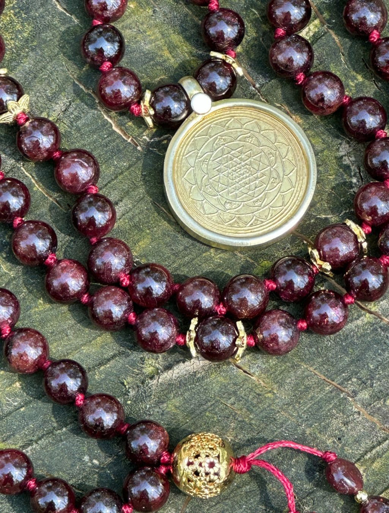 Japamālā fatta a mano per meditazione con Granato e pendente Śrīyantra - tutti i dettagli
