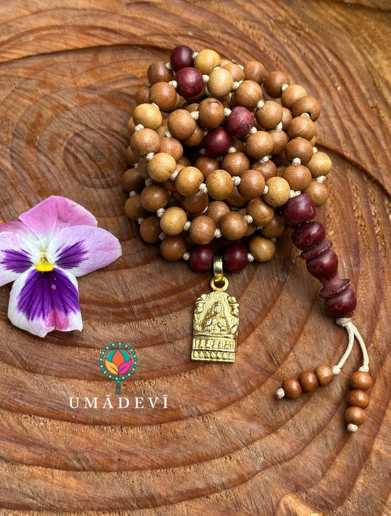 Japamala Vesak in legno di sandalo naturale e rosso con pendente Buddha.