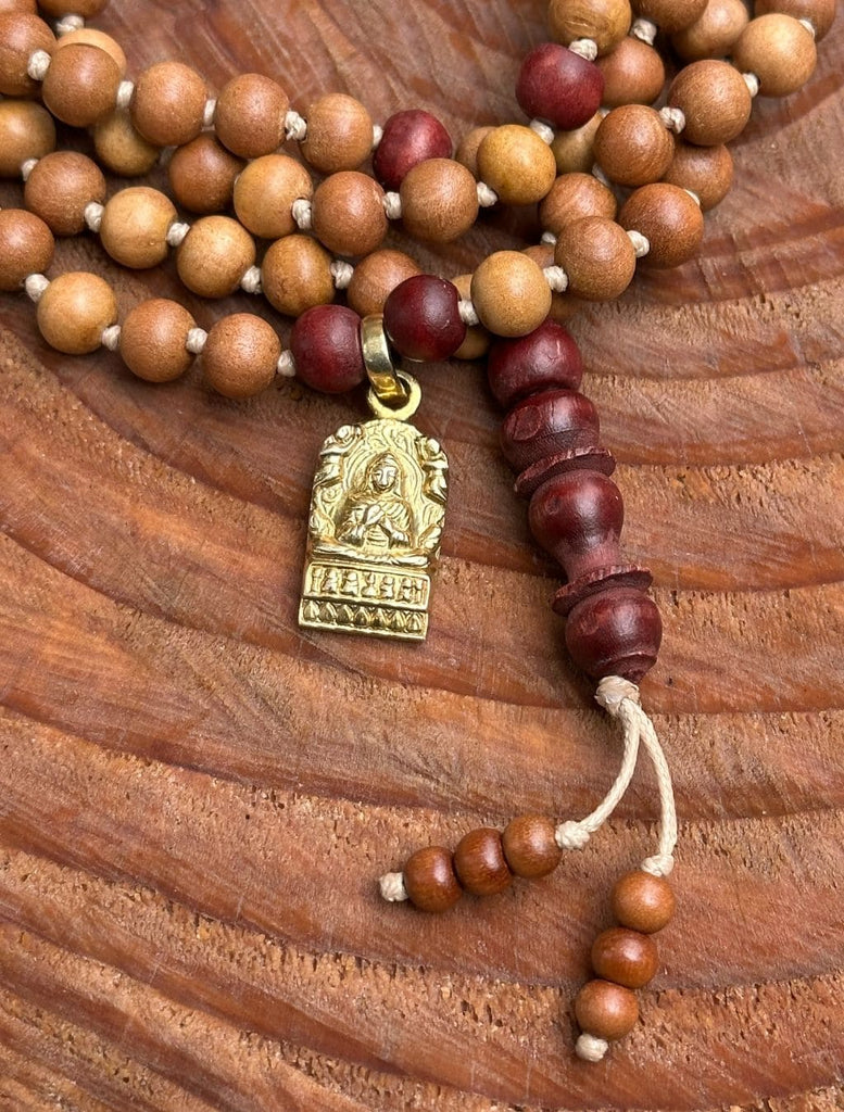Japamala Vesak, dettaglio grani di legno sacro di sandalo e pendente buddha in argento dorato