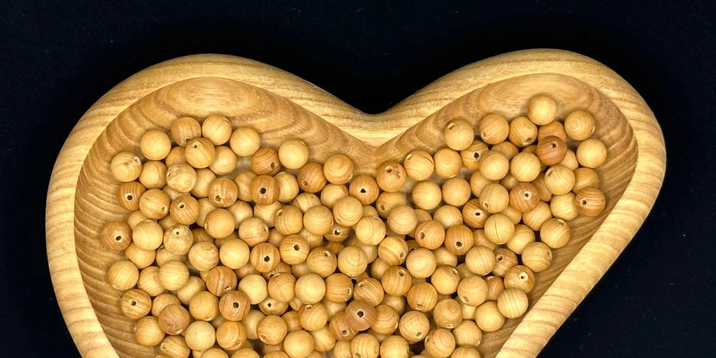 Ciotola a forma di cuore con Semi di Sandalo – simbolo di purezza, devozione e calma nelle creazioni Umadevi