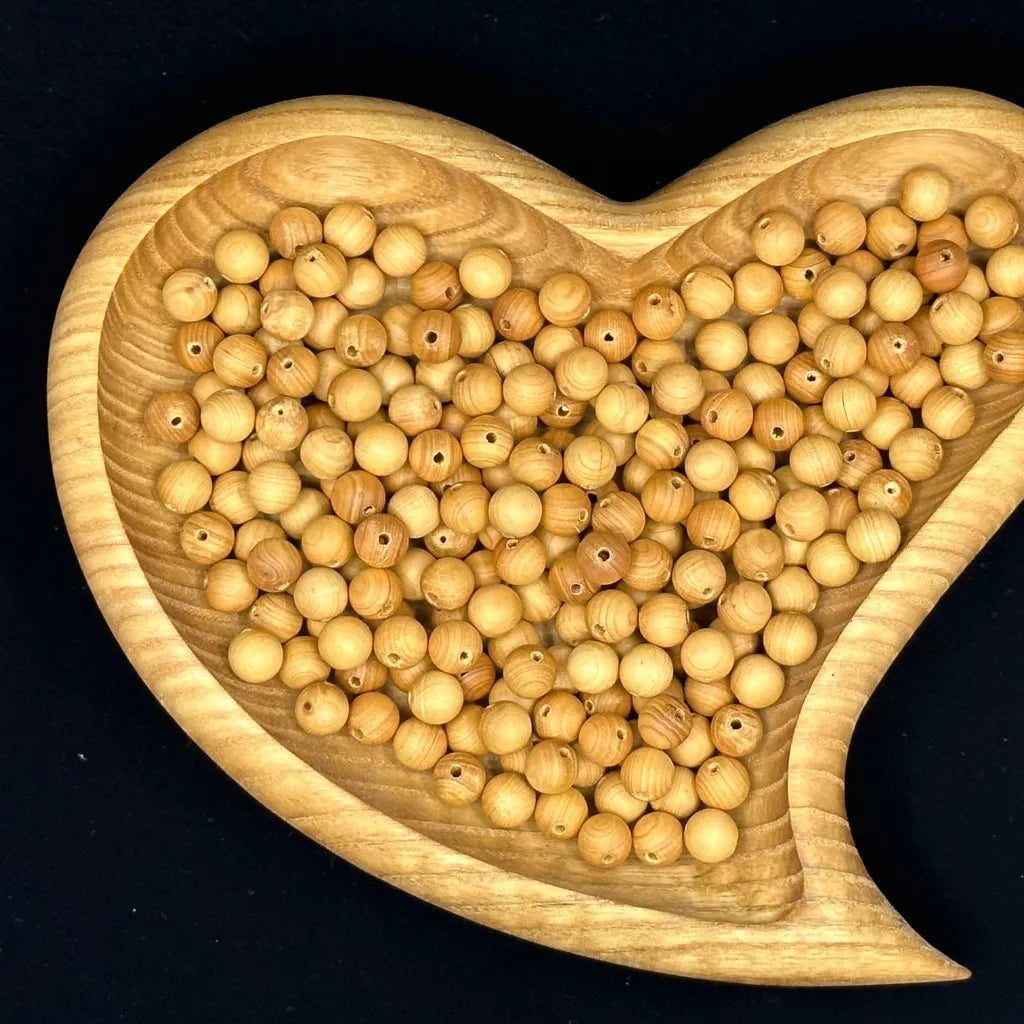 Ciotola a forma di cuore con Semi di Sandalo – simbolo di purezza, devozione e calma nelle creazioni Umadevi