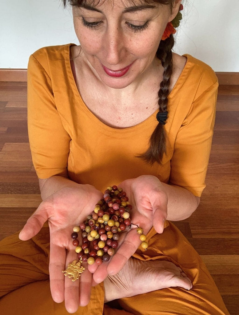 Japamala con 108 grani di mookaite e pendente della dea Durga. Nella foto è tenuta con stupore tra le mani della sua creatrice.
