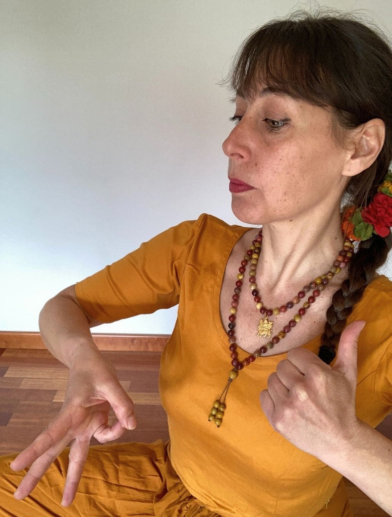 Japamala con 108 grani di mookaite e pendente della dea Durga, la dea guerriera qui rappresenta mentre  cavalca un leone. Indossata da una danzatrice con le mani che compiono i gesti (mudra) della dea Durga
