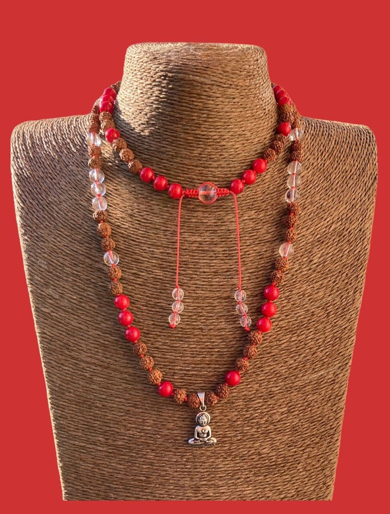 Mala con Rudraksha, Quarzo Ialino e Corallo di Bambu, pendente Buddha in argento, disposta su supporto a doppio giro per mostrare la sua bellezza.