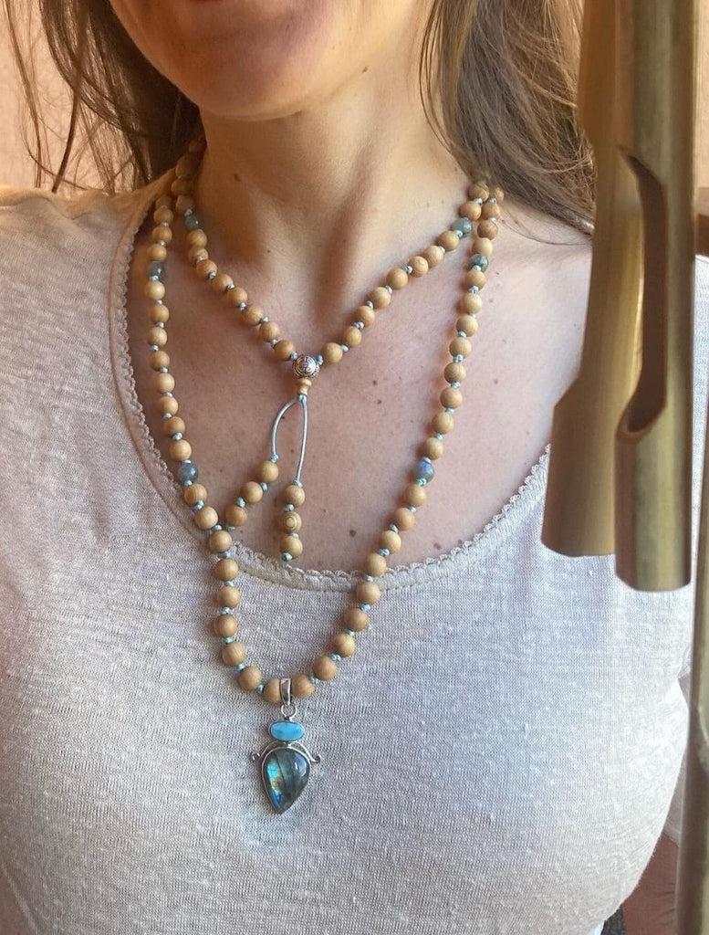 Japamala in sandalo con guru in argento con simbolo 'shou', pendente in argento con Angelite e Labradorite; indossata doppia per uno stile versatile ed elegante.