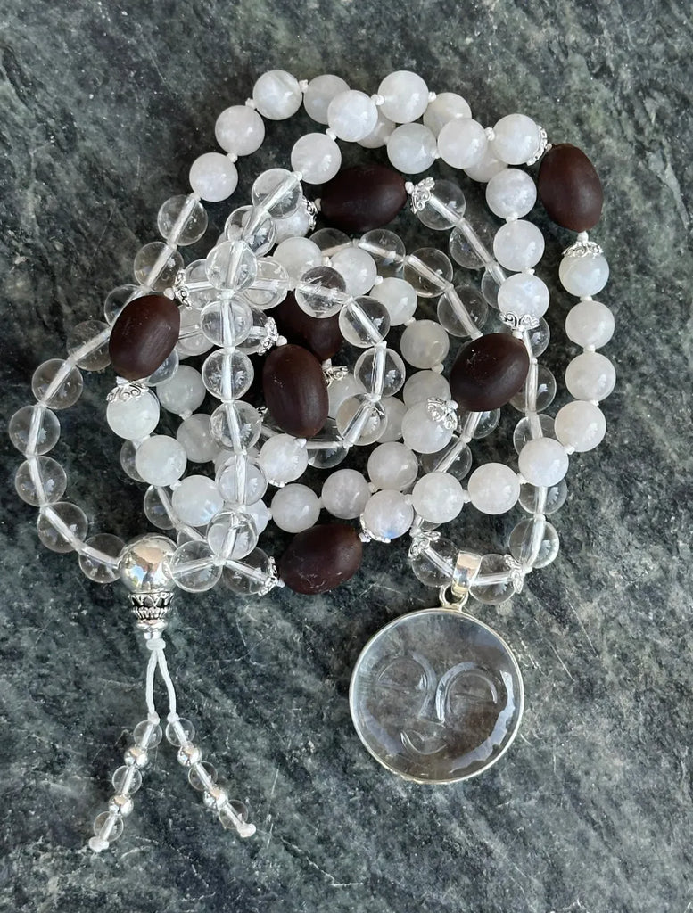 Mālā spirituale con pietre naturali e pendente ispirato a Pūrṇa Chandra, la luna piena