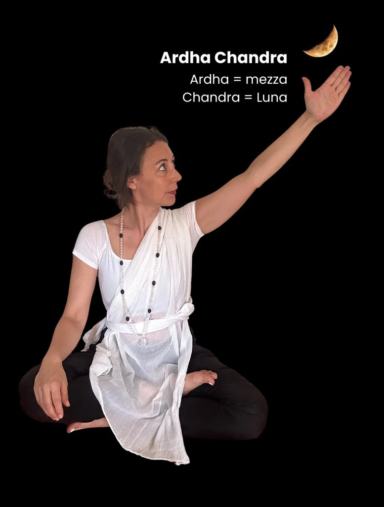 Mala Guru Purnima indossata: la japamālā dedicata alla notte di luna piena, per onorare e ringraziare i Maestri. Il gesto della mano è il mudra della mezza luna