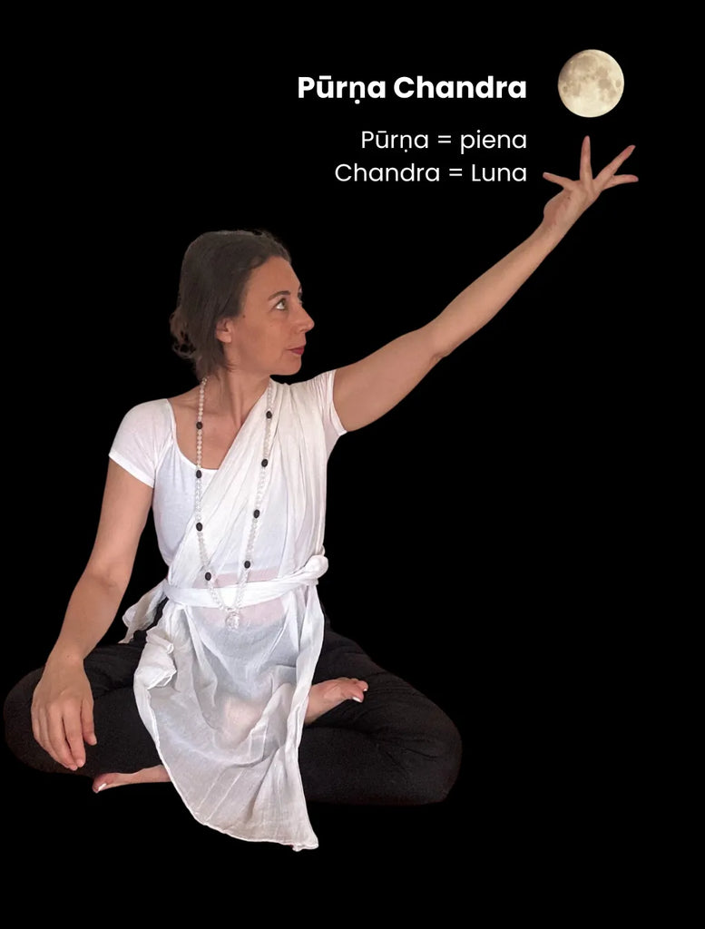 Mala Guru Purnima indossata: la japamālā dedicata alla notte di luna piena, per onorare e ringraziare i Maestri. Il gesto della mano è il mudra della luna piena