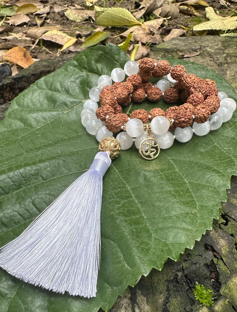 japamala artigianale in selenite e rudraksha con pendente om in argento dorato e nappina bianca