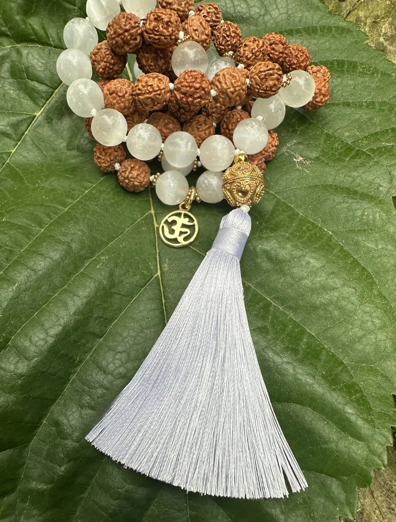 japamala spirituale fatta a mano con simbolo om e nappina bianca