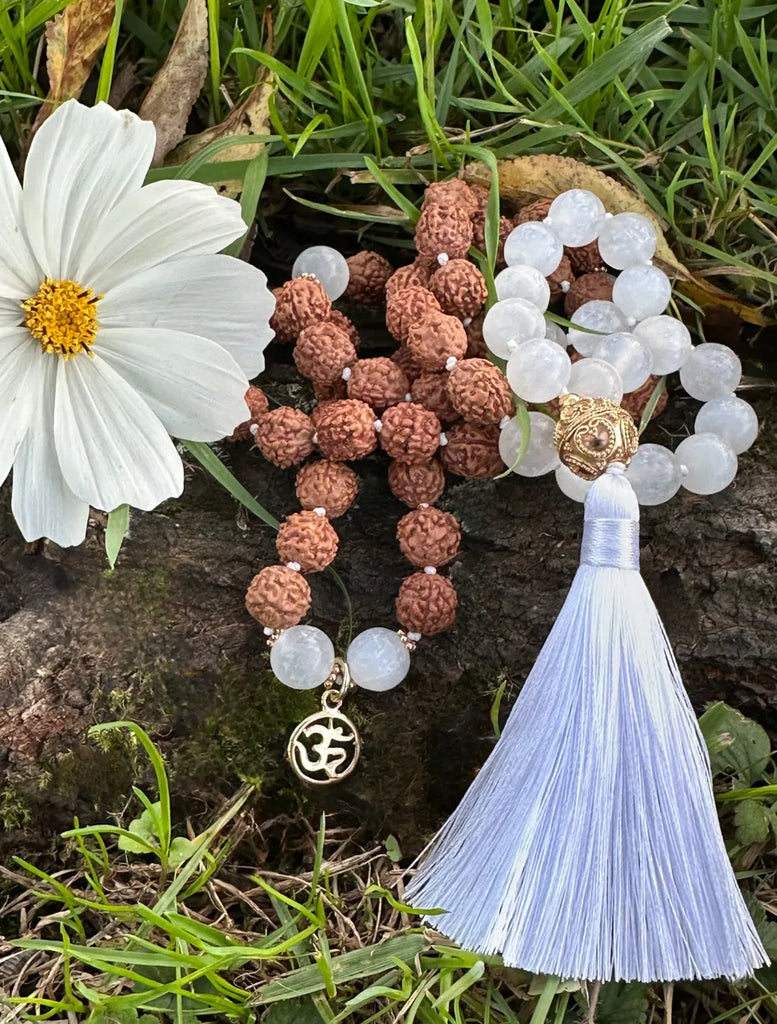 japamala mille petali con nappina bianca, pendente argento dorato om,  elementi minutera in argento dorato