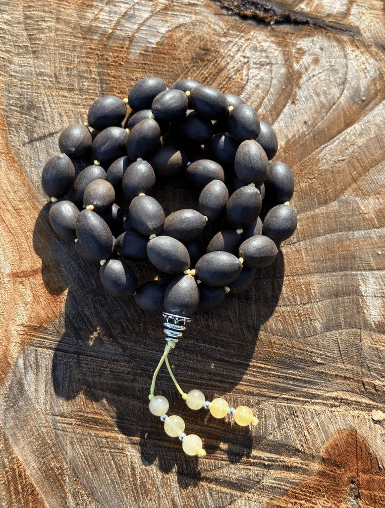 Mālā Semi 54 di Loto con elemento guru in argento, decori in pietra Calcite arrotolata

