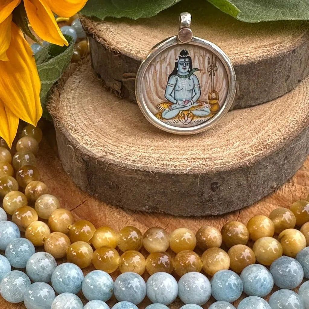 Pendente Śiva con pietre di Occhio di Tigre e Acquamarina – il cuore dell’esperienza creativa Umadevi