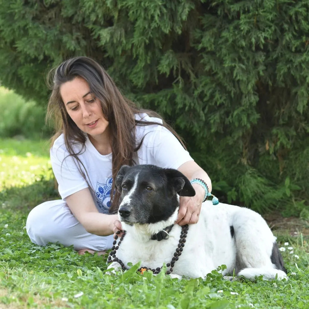 Il Percorso della Creazione – Umadevi con la Japamala e il suo cane Uma, simbolo di armonia e presenza